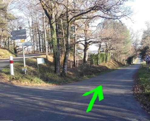 A peine un peu plus loin, suivre le panneau Vers N122 (D86)